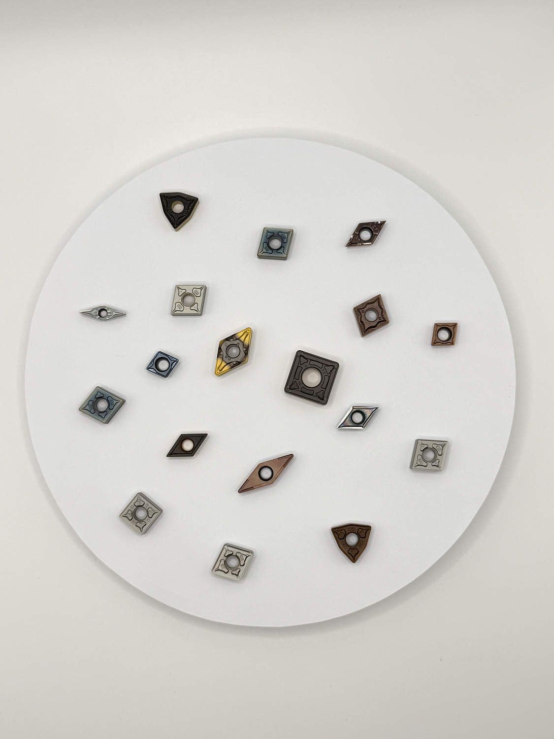 Каталог решений PROTOSCUT: токарные пластины на все случаи обработки.